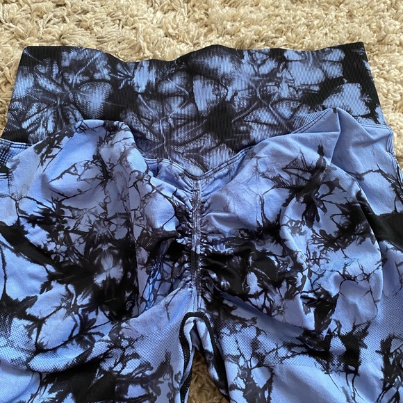 Yeoreo Tie Dye Butt Scrunch Shorts - Picture 3 of 4